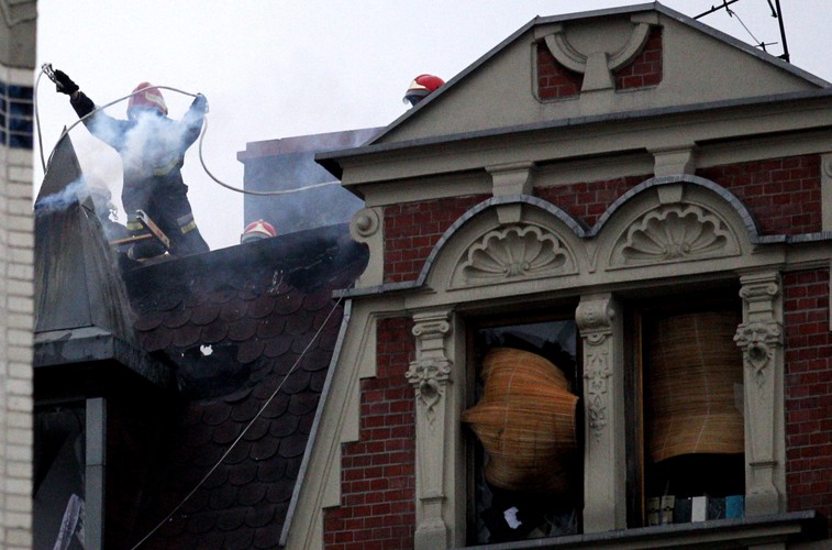 Strażacy dogaszają pożar kamienicy w Katowicach