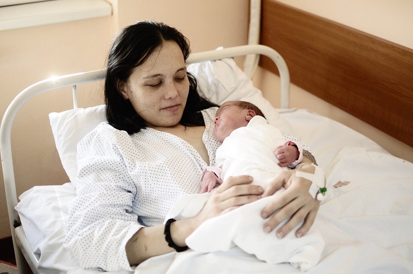 Maša Vladisavljević porodila se u autobusu uz pomoć Karoline Anđelković Karolina Anđelković, putnica u autobusu 403, postala je prvog dana 2014. silom prilika - babica. Pomogla je Maši Vladisavljević koja je usred vožnje počela da se porađa. Nisu smele da čekaju, a Karolina Anđelković porodila je Mašu Vladisavljević. Posle porođaja, stigli su lekari, presekli vrpcu i zbrinuli majku i bebu. Karolina je očistila krvavu jaknu i - otišla na posao.