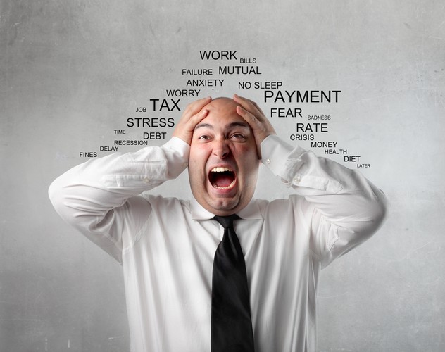 <b>Co wiemy: </b><br>
Podatek jednolity obejmie wszystkie rodzaje dochodów z pracy, bez względu na formę prawną zawieranych umów. To oznacza, że jeśli ktoś dziś jest zatrudniony na umowie o dzieło lub umowie zlecenie będzie traktowany tak samo, jak etatowiec. W ten sposób rząd przy okazji chce rozwiązać problem śmieciówek – zrównanie ich w kosztach pracy z zatrudnieniem etatowym ma spowodować, że pracodawcom przestanie się kalkulować wypychanie pracowników na tzw. umowy śmieciowe, bo koszty będą porównywalne.<br><br>
<b>Wątpliwości:</b><br>
Tzw. ozusowanie umów o dzieło i umów zlecenie – bo do tego sprowadza się wprowadzenie podatku jednolitego od tychże – może mieć poważne konsekwencje dla wielkości zarobków osób, które dziś są na takich umowach zatrudnione. Pracodawcy raczej niechętnie będą brali na siebie dodatkowy koszt. Podatek jednolity od tzw. umów śmieciowych w wielu przypadkach może spowodować wzrost obciążeń pracowników.