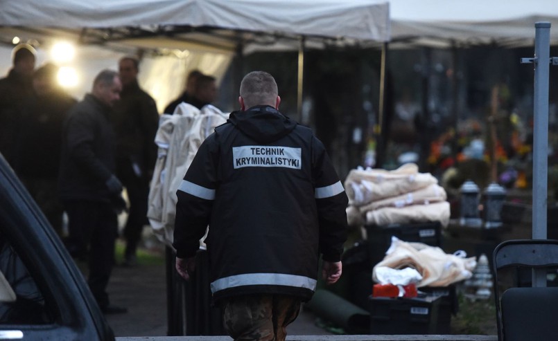 Technik kryminalistyki na terenie cmentarza Rakowickiego w Krakowie