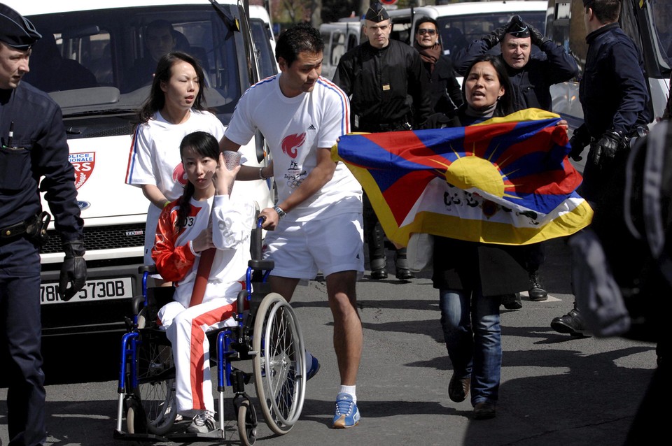 FRANCJA PARYŻ SZTAFETA Z OGNIEM OLIMPIJSKIM PROTEST