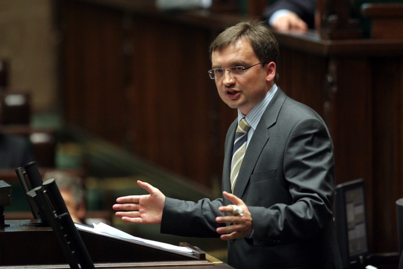 Minister sprawiedliwości Zbigniew Ziobro w Sejmie podczas posiedzenia dotyczącego śmierci byłej posłanki SLD i minister budownictwa Barbary Blidy