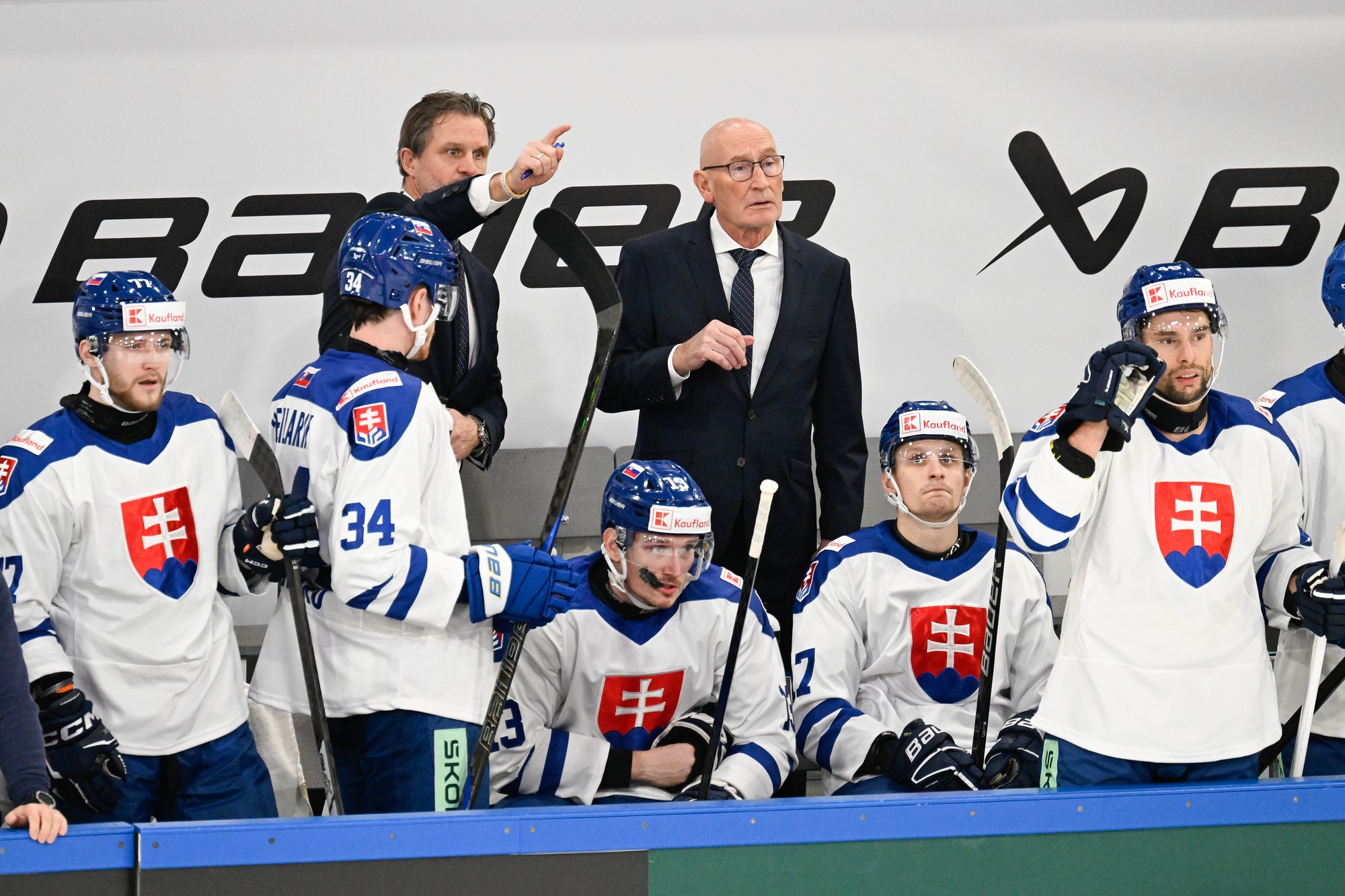 Striedačka Slovenska s trénerom Craigom Ramsaym (vpravo v pozadí) a jeho asistentom Róbertom Petrovickým (vľavo v pozadí).