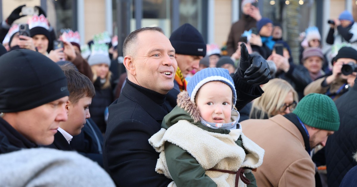 Wielka radość na Orszaku Trzech Króli! Prezydent Nawrocki uśmiechnięty, z dzieckiem na rękach