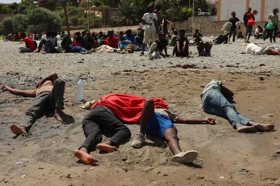 Migranti spavaju na plaži u Seuti | Foto: REUTERS/Violeta Santos Moura