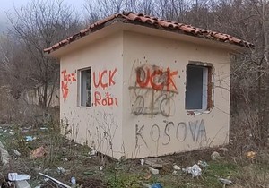 Grafit OVK osvanuo na putu od Severne Mitrovice do Raške