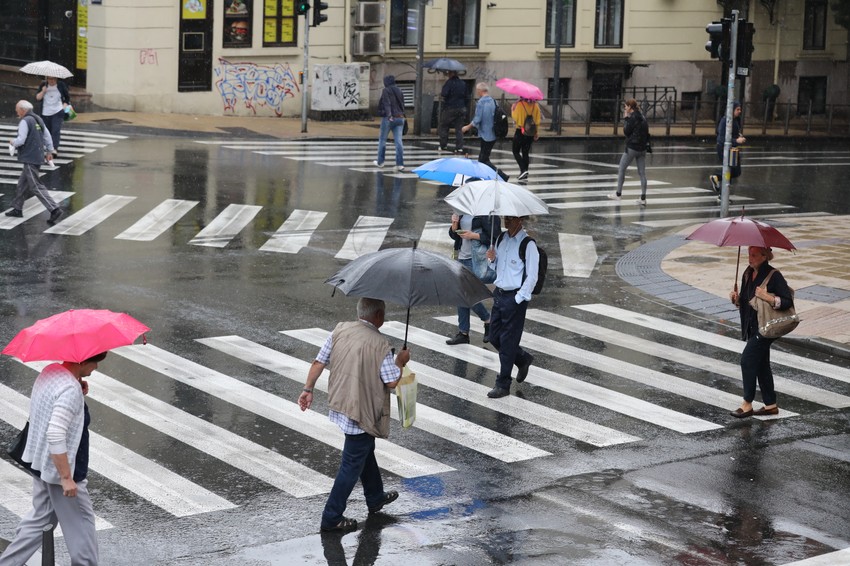 Popodne u ponedeljak očekuju se mestimično kiša i pljuskovi sa grmljavinom
