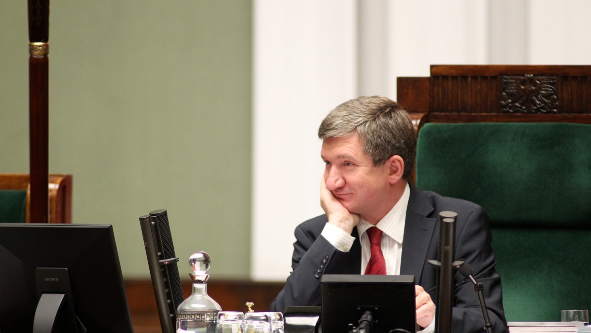 Poseł SLD Jerzy Wenderlich, komentując bieżące wydarzenia dla Onetu, stwierdził, że Janusz Palikot tylko przywdziewa na siebie zbroję antyklerykała, ale w rzeczywistości "to wielki dewot, który Kościołowi wychodził bardziej naprzeciw niż Marek Jurek i Marian Piłka". - To moherowy beret, jakiego Rydzyk na własne oczy nie widział. No, a dziś uznał, że w jakimś innym rynsztunku, tym razem antyklerykalnym, można zrobić tsunami, z którego więcej się zyska niż w poprzednich wcieleniach politycznych - ocenił polityk. W swoim komentarzu b. wicemarszałek Sejmu mówił też o tym, co martwi go po śmierci Kaddafiego oraz o sytuacji wewnętrznej w partiach. Wenderlich dał też nowym posłom jedną radę.