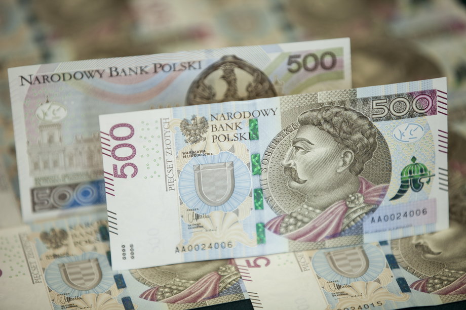 Emisja banknotu 500 zł jest odpowiedzią na większy popyt na banknoty o wysokich nominałach (w szczególności na nominał 200 złotych) oraz rosnące koszty utrzymywania zapasu strategicznego gotówki przez NBP

