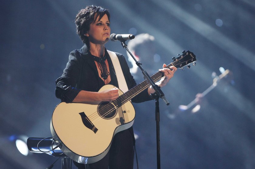 Dolores O'Riordan z gitarą w lipcu 2011 roku