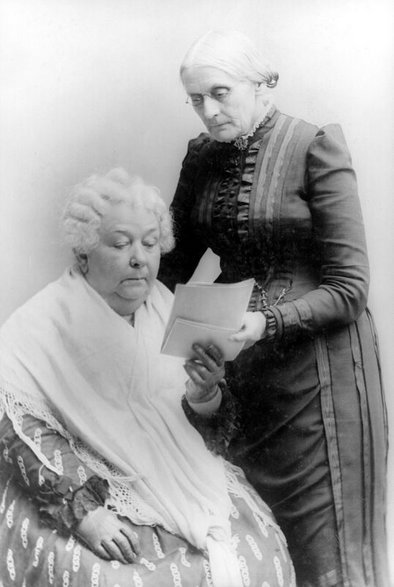 Elizabeth Cady Stanton (siedzi) i Susan B Anthony (stoi), nestorki amerykańskiego ruchu na rzecz praw kobiet (domena publiczna)