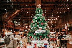 Wigilia w "street foodzie", szukanie ogórka. Oto bożonarodzeniowe tradycje na świecie