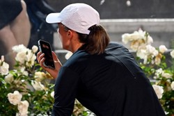 Iga Świątek najpierw odebrała telefon na korcie, potem kontuzja zmusiła ją do zejścia z niego [WIDEO]