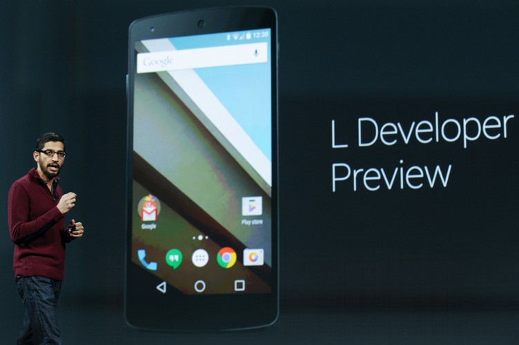 <b>Budżetowy smartfon Google'a</b>
<br><br>
Oprócz nowego systemu operacyjnego w San Francisco zobaczyliśmy również nowego smartfona - Android One. To budżetowy telefon skierowany przede wszystkim na rynki rozwijające się. Urządzenie zostało wycenione na zaledwie 100 dolarów. Na pokładzie znajdziemy 4,5-calowy ekran, wsparcie dla Dual-SIM, slot kart SD oraz Radio FM. Pierwszym krajem, który otrzyma nowego smartfona od Google'a będą Indie.