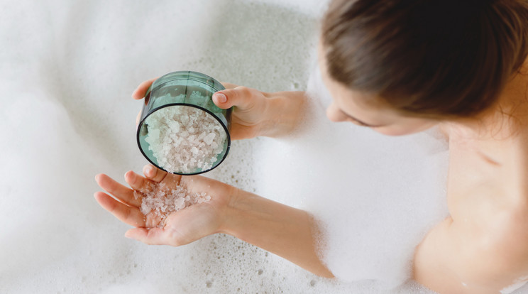 A házi készítésű fürdősót szórjuk a vízbe és élvezzük, hogy megújítja a bőrünket/Fotó: Shutterstock