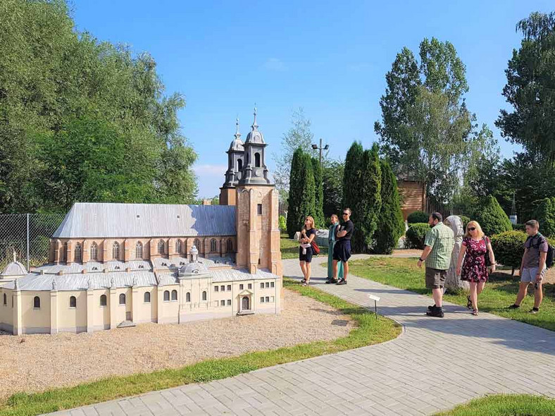 Krok po kroku, od zabytku do zabytku przez piękny ogród fot. Artur Krysztofiak