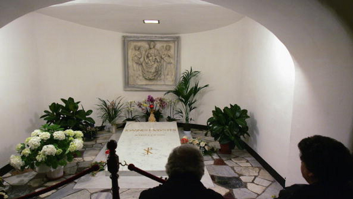 W liturgiczne wspomnienie bł. Jana Pawła II w bazylice watykańskiej uruchomiono kamerę pokazującą grób papieża-Polaka.