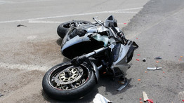 Brutális baleset Budapesten: szörnyethalt az autóba csapódó motoros
