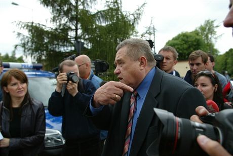 30.05.2007 - Siemianowice Slaskie .Samobojstwo Barbary Blidy . Blida ur 3 grudnia 1949 w Siemianowicach Slaskich popelnila samobojstwo przed godzina 7 rano 25 kwietnia 2007 w obecnosci funkcjonariuszy ABW .n/z. Eksperyment procesowy dotyczacy smierci Barbary Blidy  Mecenas Leszek Piotrowski Fot.  Tomasz Griessgraber/EDYTOR.net