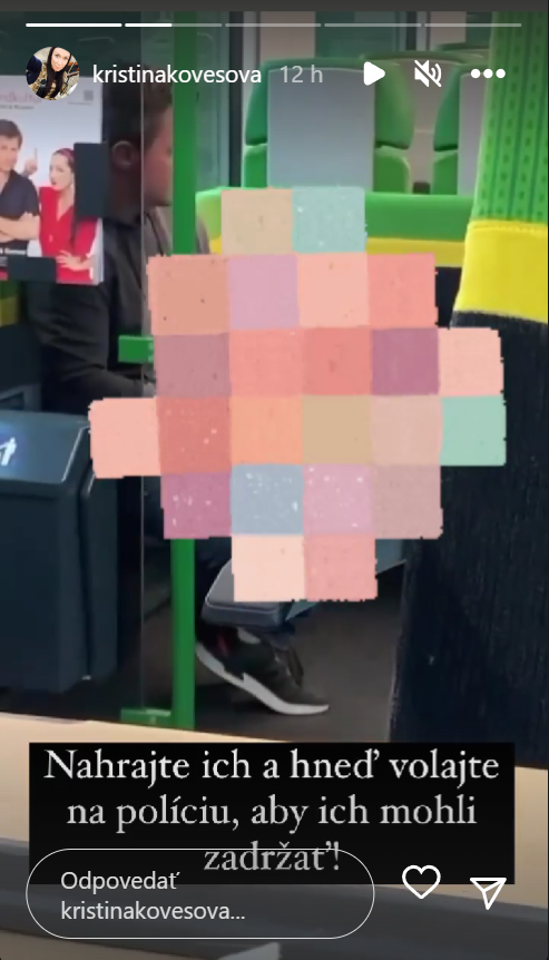 Markizáčka varuje pred mužom, ktorý sa samouspokojuje vo vlaku. 