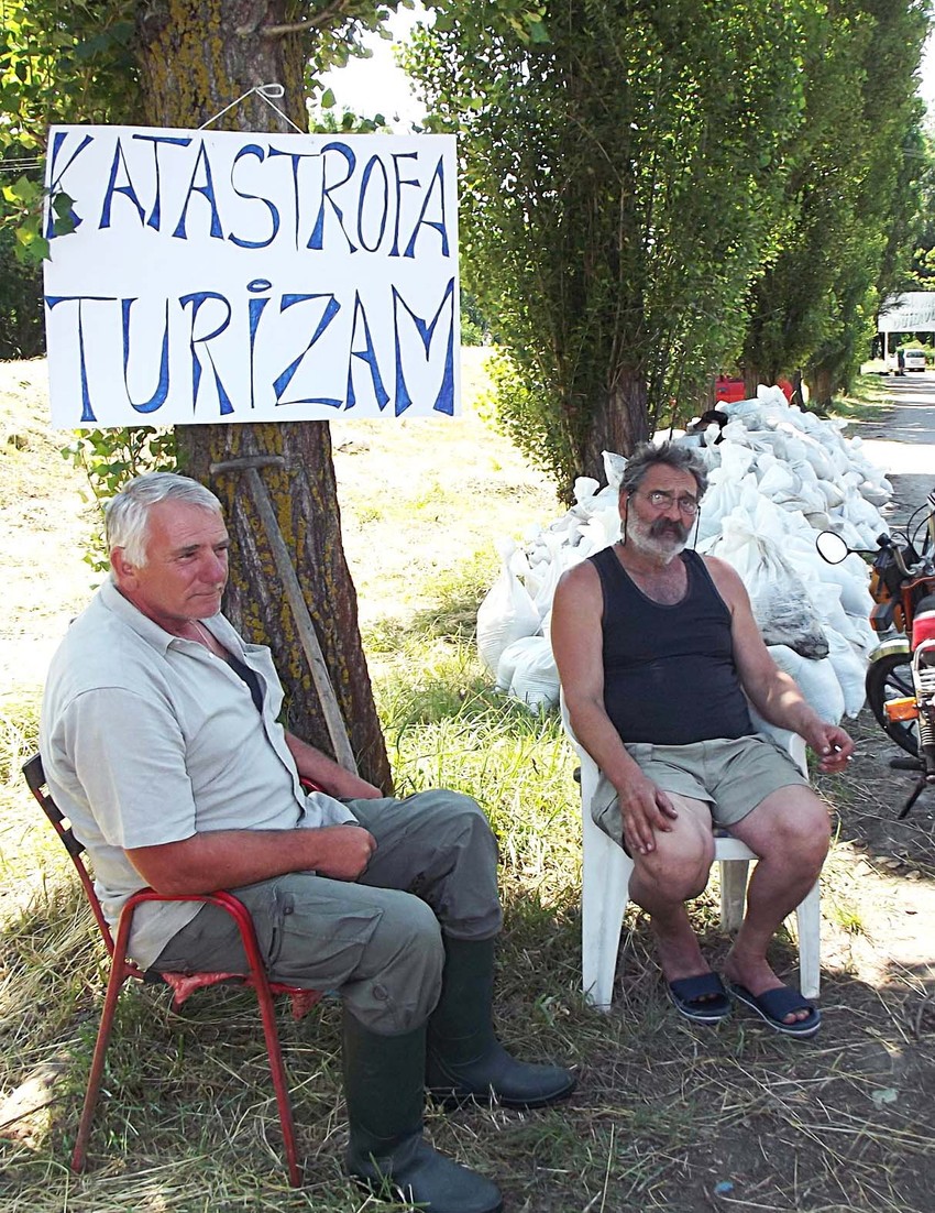Ima i onih koji su se potrudili da štetu na kućama nadoknade, pa su razvili „katastrofa turizam“ - za 1.000 dinara čamcem voze znatiželjnike između kuća
