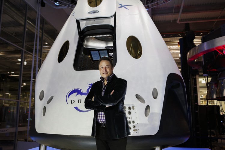 Po dotarciu na Międzynarodową Stację Kosmiczną kapsuła Dragon V2 otworzy swoją klapę dokującą, co umożliwi statkowi „zacumowanie”.