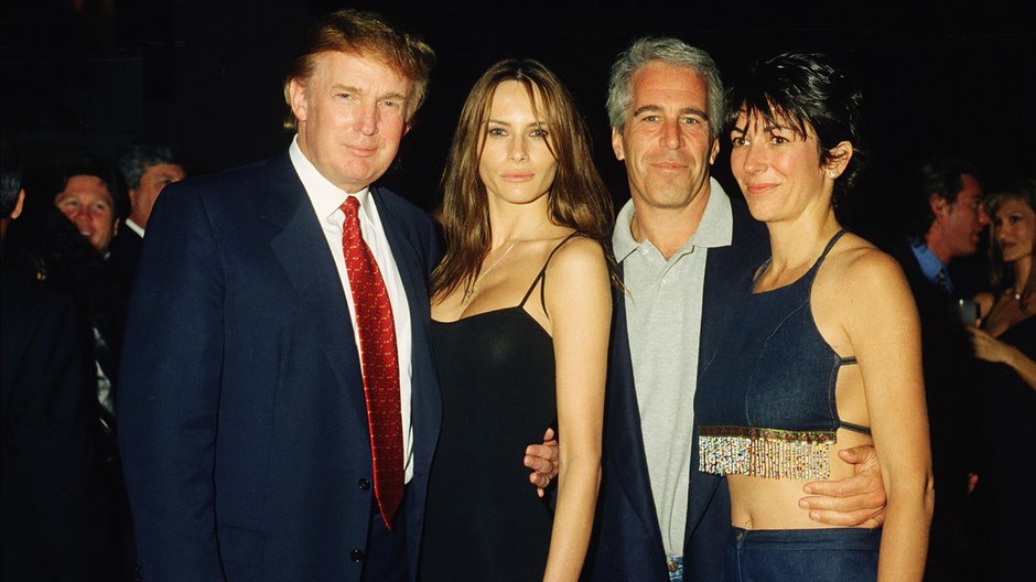 Donald Trump, jego ówczesna partnerka i przyszła żona Melania Knauss, Jeffrey Epstein oraz Ghislaine Maxwell w klubie Trumpa w Palm Beach na Florydzie, luty 2000 r.