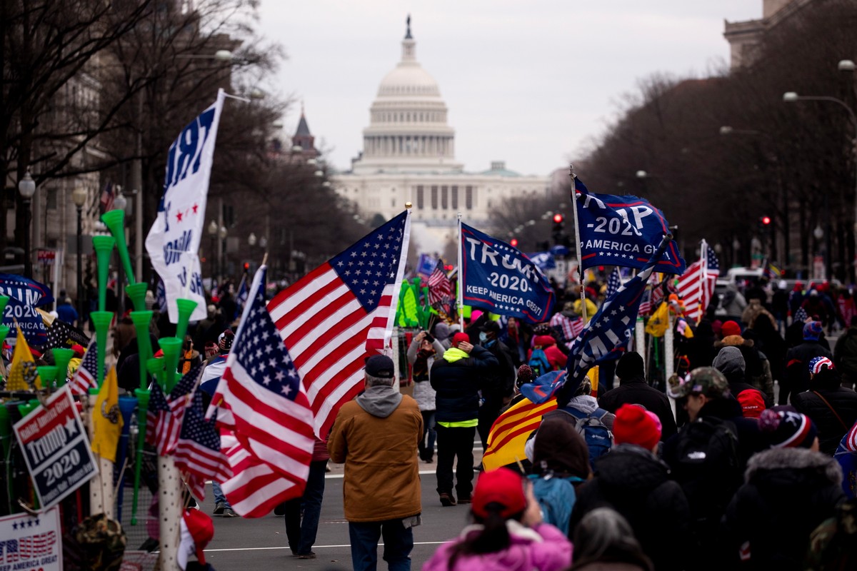 Przed gmachem Kapitolu znajdują się tysiące sympatyków prezydenta USA, którzy uważają że wybory prezydenckie z 3 listopada 2020 roku zostały sfałszowane.