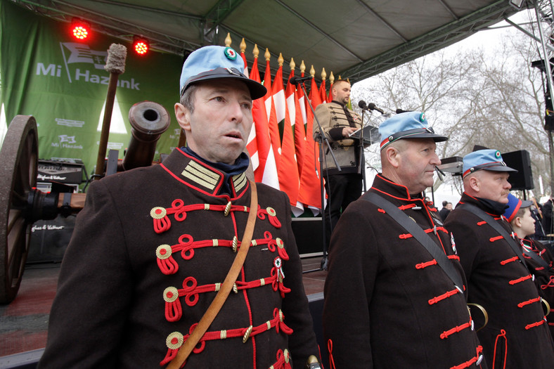 Członkowie partii Mi Hazank w trakcie obchodów węgierskiego Święta Niepodległości, 15 marca 2019 r.