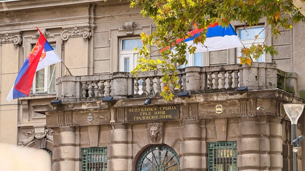 Grad Niš doneo važnu odluku: Zastave na jarbolima u svim niškim školama