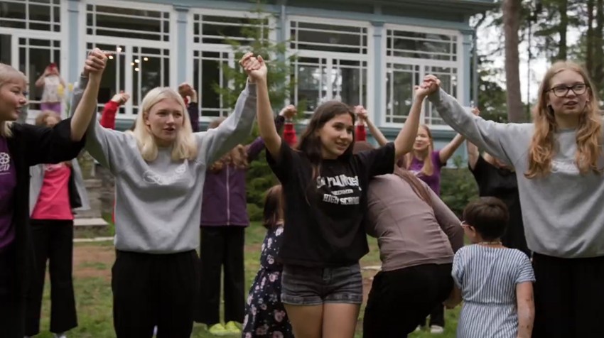 Scena iz filma: Ukrajinska deca u odmaralištu u Estoniji 