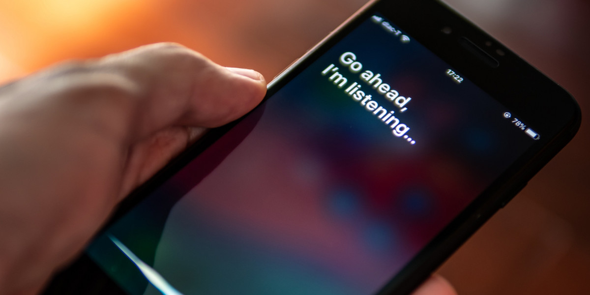 Apple zaznacza, że po zmianach nie będzie już domyślnie nagrywać rozmów z Siri. Zamiast tego firma wykorzysta wygenerowane komputerowo transkrypty do monitorowania dokładności interakcji z Siri.