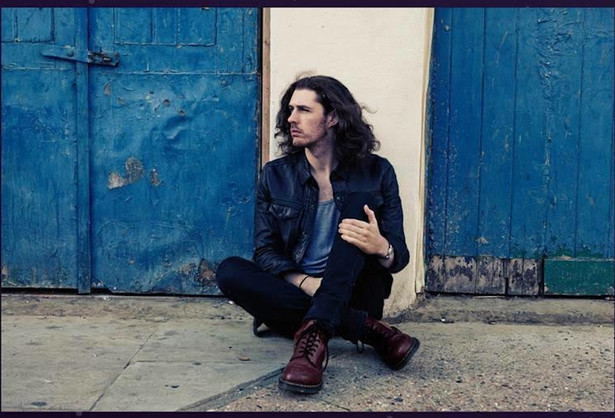 Hozier wydaje swój przebojowy debiut raz jeszcze, ale inaczej