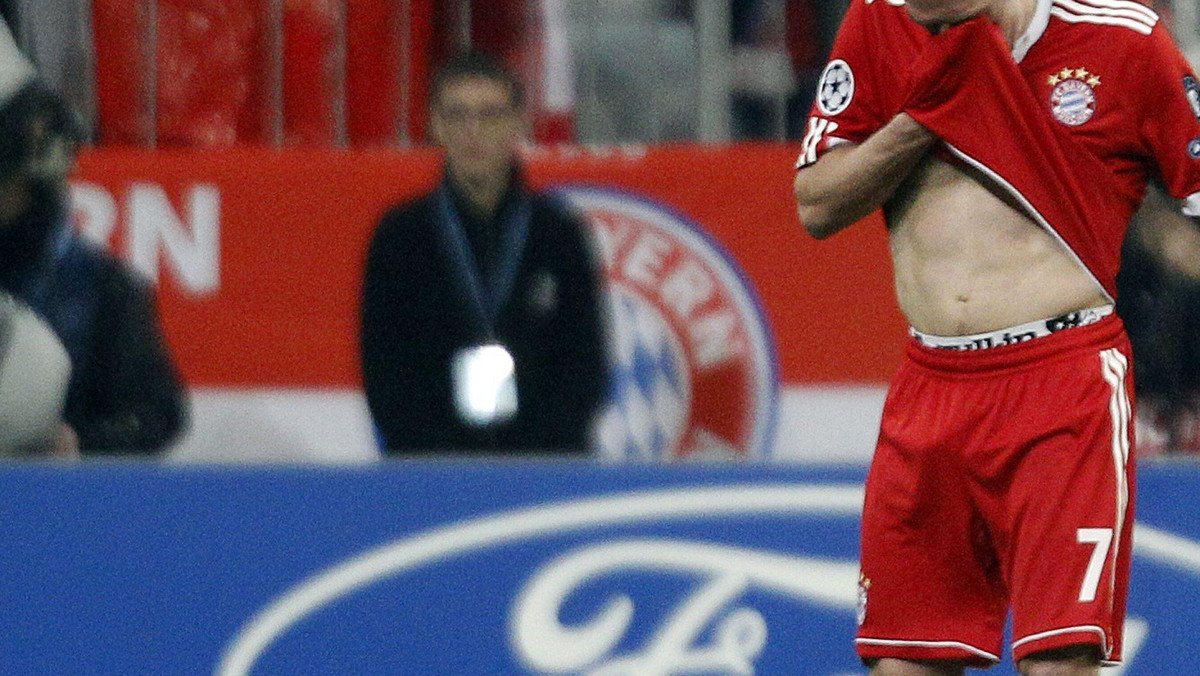 Wściekły pomocnik Bayernu Monachium Franck Ribery jeszcze przed końcem meczu jego drużyny z Lyonem (1:0) wsiadł do samochodu i w towarzystwie żony opuścił stadion. A wściekły może być tylko na siebie, bo w 37. minucie spotkania dopuścił się chamskiego faulu na napastniku gości Lisandro Lopezie.