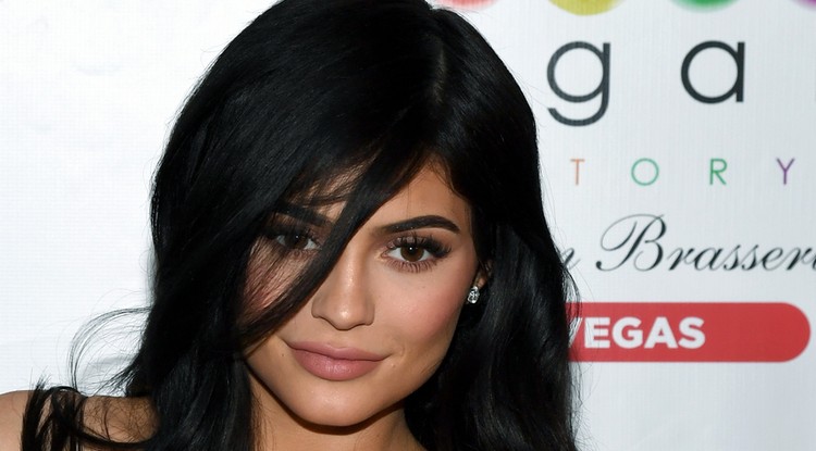 Kylie Jenner kislánya tiszta anyja - Itt van az első baba szelfi