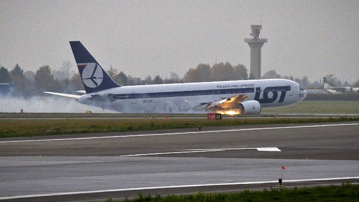 Pozew o odszkodowania dla pasażerów lotu 016, gdy za sterami Boeinga 767 siedział kapitan Tadeusz Wrona, został złożony do sądu w Chicago (USA) — podała polska kancelaria, która w tej sprawie reprezentuje ponad 90 osób.