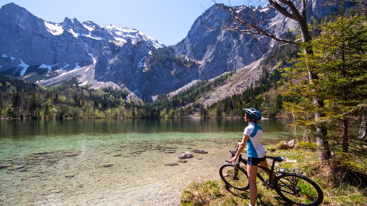 TRASA rowerowa nad jeziorem w Alpach w regionie Salzkammergut