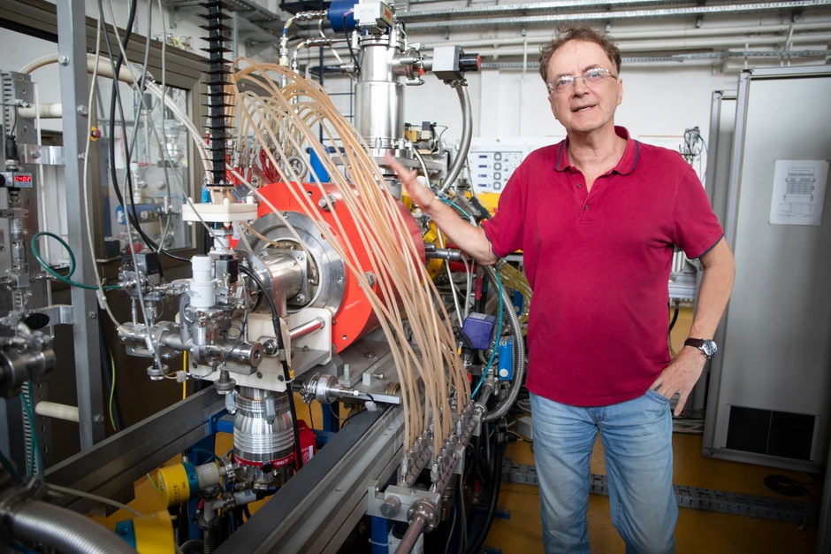 Kroz program sa akceleratorima sproveo nas je dr Roman Balmanović, objašnjavajući da je prvi deo modifikacija materijala, praktično laboratorija za nanotehnologiju