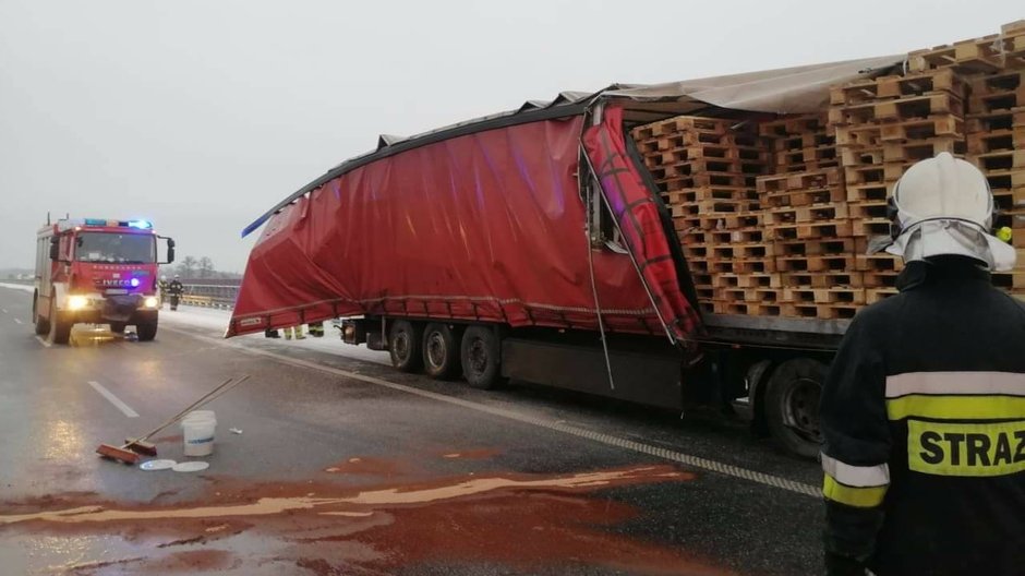 Przewrócona ciężarówka na A2