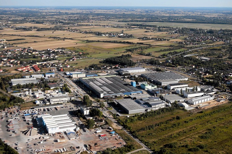 Najbardziej znane firmy z siedzibą w Radomiu to: Fabryka Broni Łucznik, Zbyszko Company Sp. z o.o. i Imperial Tabaco S.A.

Na zdjęciu: Radom z lotu ptaka. Strefa ekonomiczna