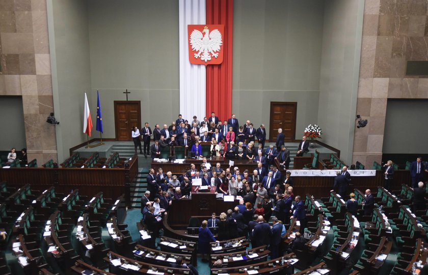 Policja ogrodziła Sejm! Tak bronią się przed protestującymi