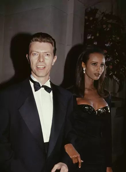 Angielski muzyk, piosenkarz i aktor David Bowie ze swoją żoną somalijską modelką Iman, około 1995 r. (Fot. Rose Hartman / Archive Photos / Getty Images)