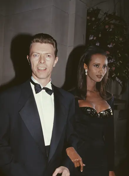 Angielski muzyk, piosenkarz i aktor David Bowie ze swoją żoną somalijską modelką Iman, około 1995 r. (Fot. Rose Hartman / Archive Photos / Getty Images)