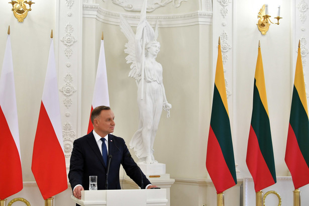 Prezydent RP Andrzej Duda podczas wspólnej konferencji prasowej z prezydentem Litwy Gitanasem Nausedą po spotkaniu w Pałacu Prezydenckim w Wilnie