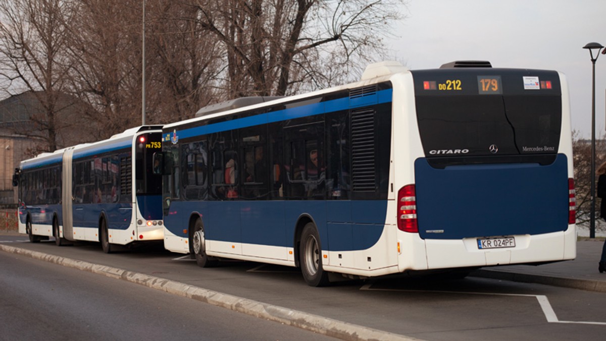 Mężczyzna podszedł do pasażerki jadącej miejskim autobusem w Krakowie, uderzył ją w dłoń i groził, że zarazi ją wirusem HIV. W obronie kobiety stanął kierowca pojazdu. Napastnik powiedział, że go zabije.