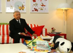 Jarosław Kaczyński przemawia do dzieci