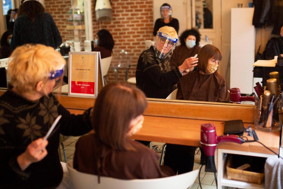 Dla bezpieczeństwa klientów fryzjerzy są zobowiązani do noszenia rękawiczek, maseczek, a nawet gogli i przyłbic