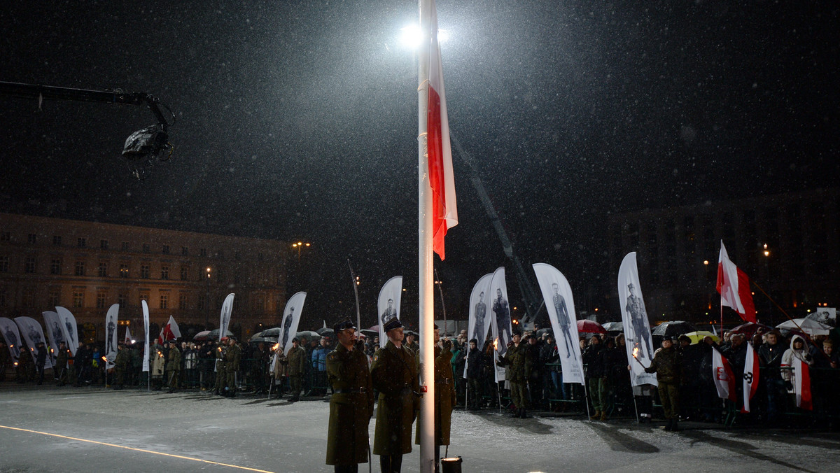 Na maszt centralny placu Piłsudskiego, przed Grobem Nieznanego Żołnierza w Warszawie uroczyście podniesiono we wtorek wieczorem biało-czerwoną flagę. Od tej chwili będzie ona umieszczona w tym miejscu na stałe.