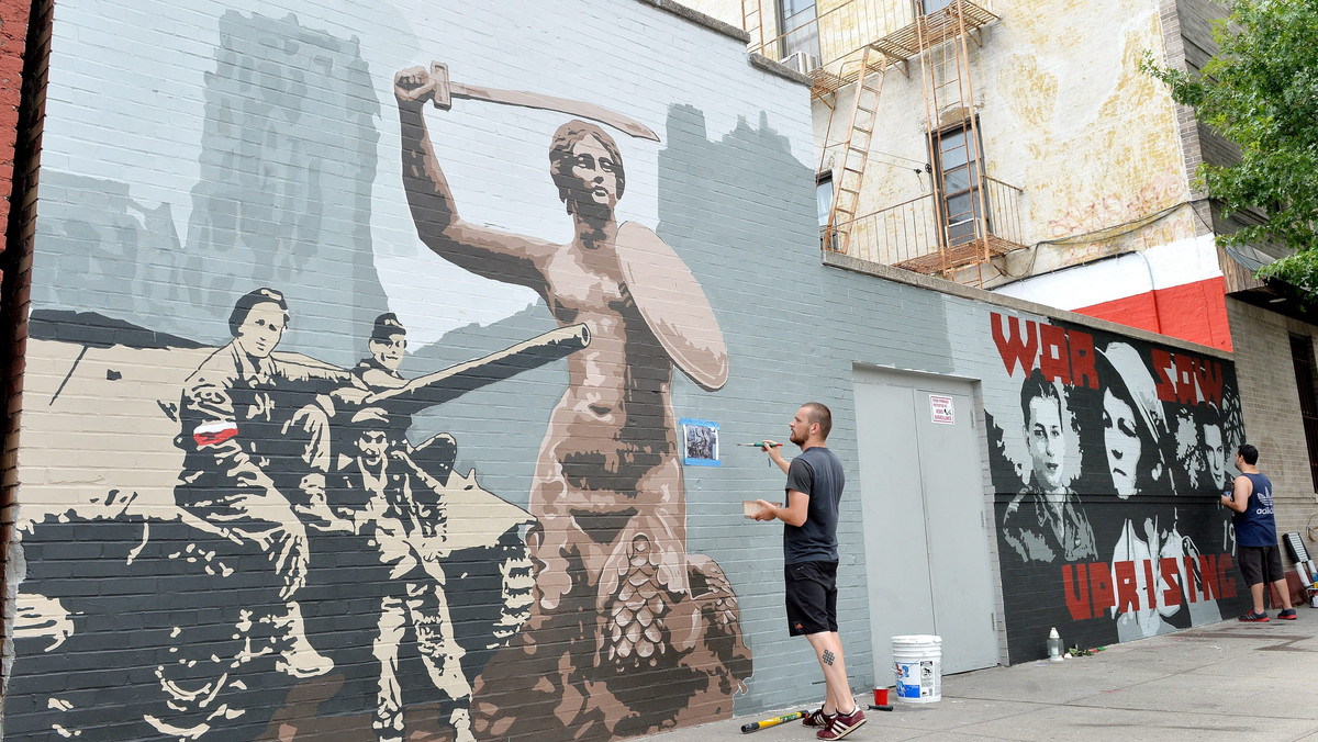 Na nowojorskim Greenpoincie odsłonięto wczoraj odnowiony po listopadowym zniszczeniu mural upamiętniający bohaterów powstania warszawskiego. Przybyła na ceremonię członkini Izby Reprezentantów USA Carolyn Maloney nazwała ich postawę inspiracją dla wszystkich.