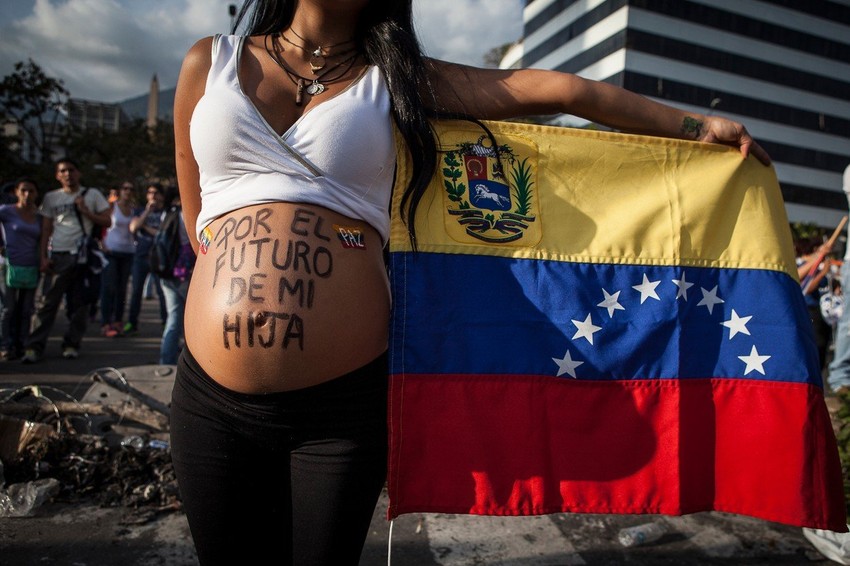 "Budućnost za moju ćerku" - piše na stomaku trudnice na protestu 2014. u Karakasu
